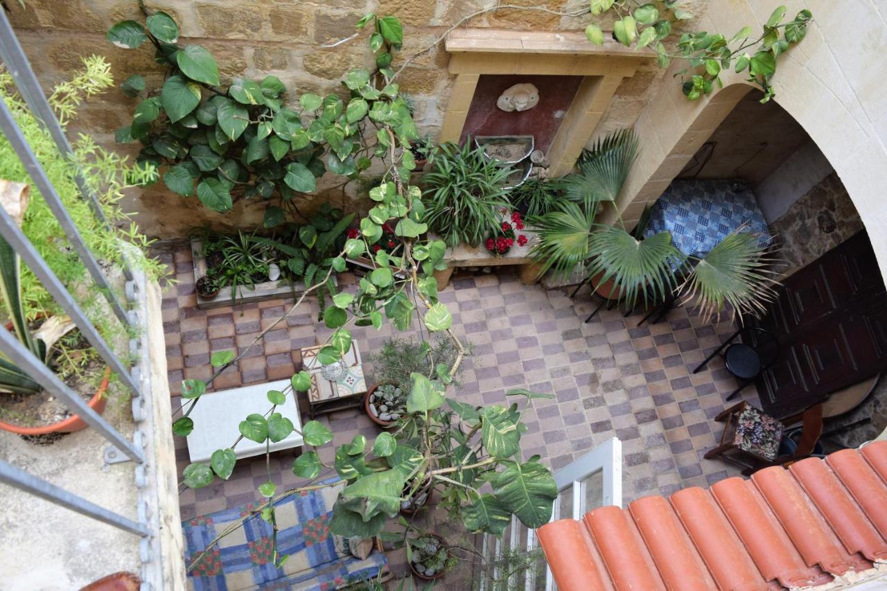 Maria Townhouse Heart Of Victoria B&B Exterior photo